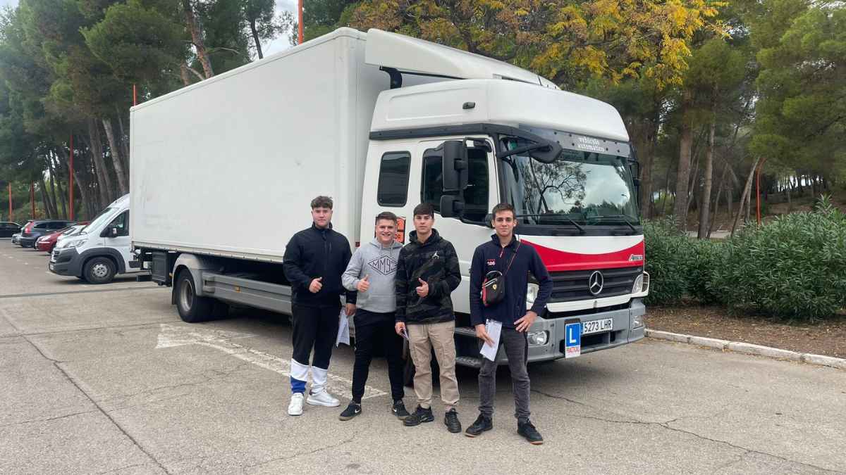 Alumnos del ciclo de conducción de transporte por carretera durante prácticas con camión