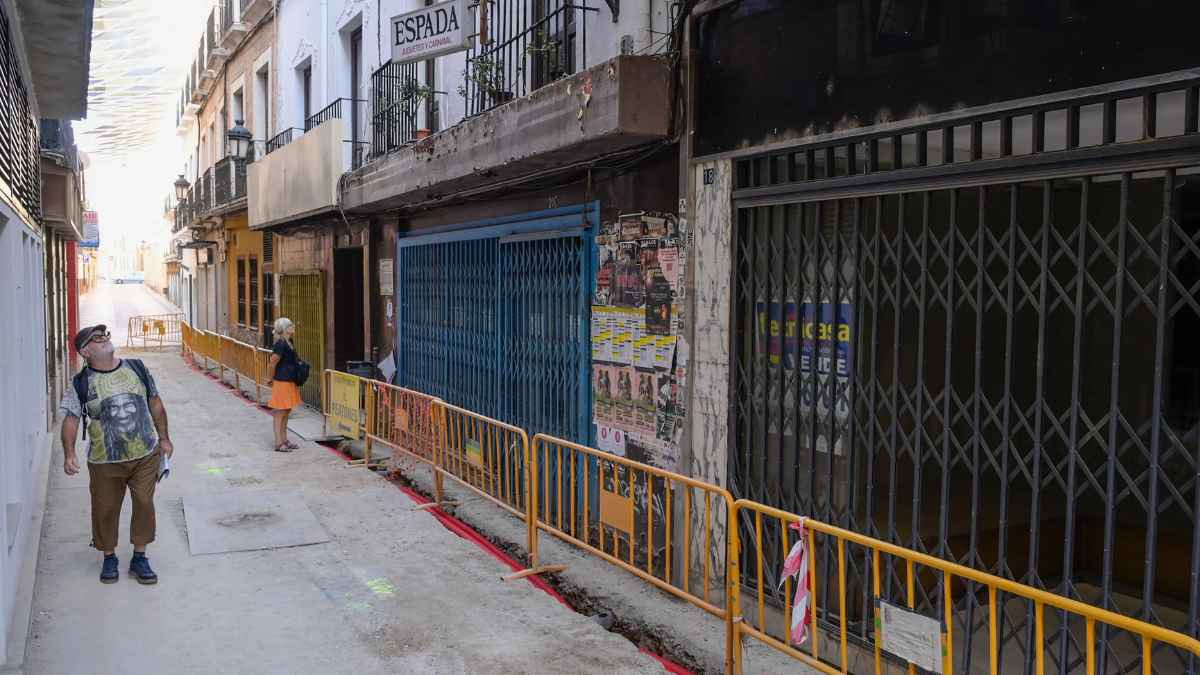 Locales comerciales cerrados en una calle urbana como reflejo de la próxima crisis de empleo