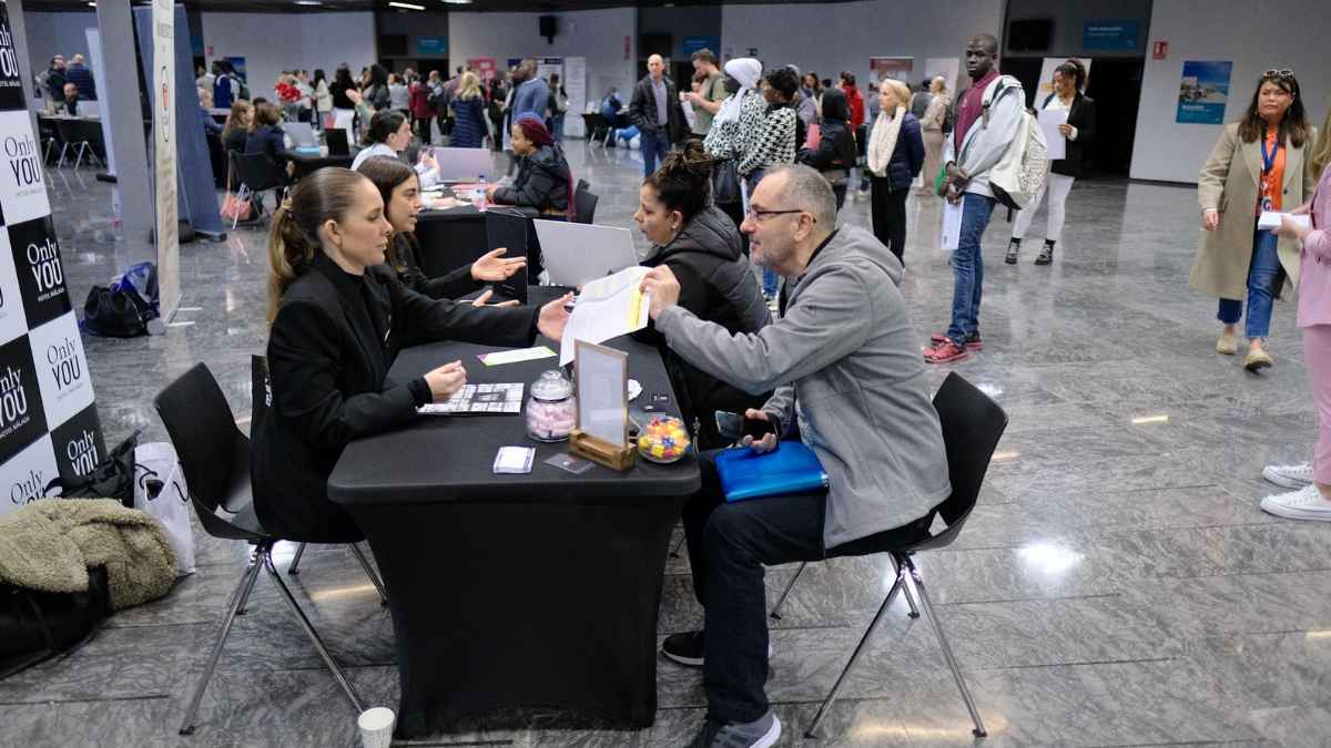 Candidatos realizando entrevistas en la feria de empleo de Marbella