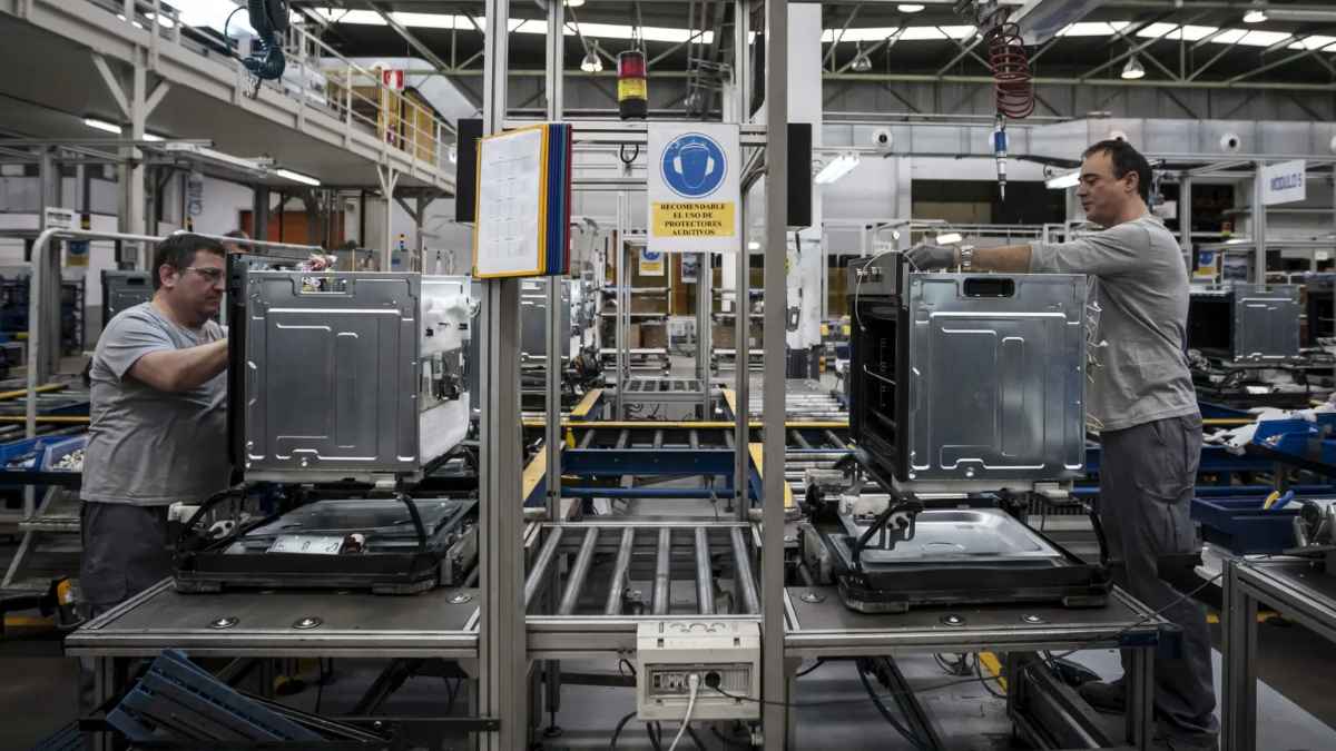 Trabajadores en la planta de producción de Teka durante el montaje de electrodomésticos en España