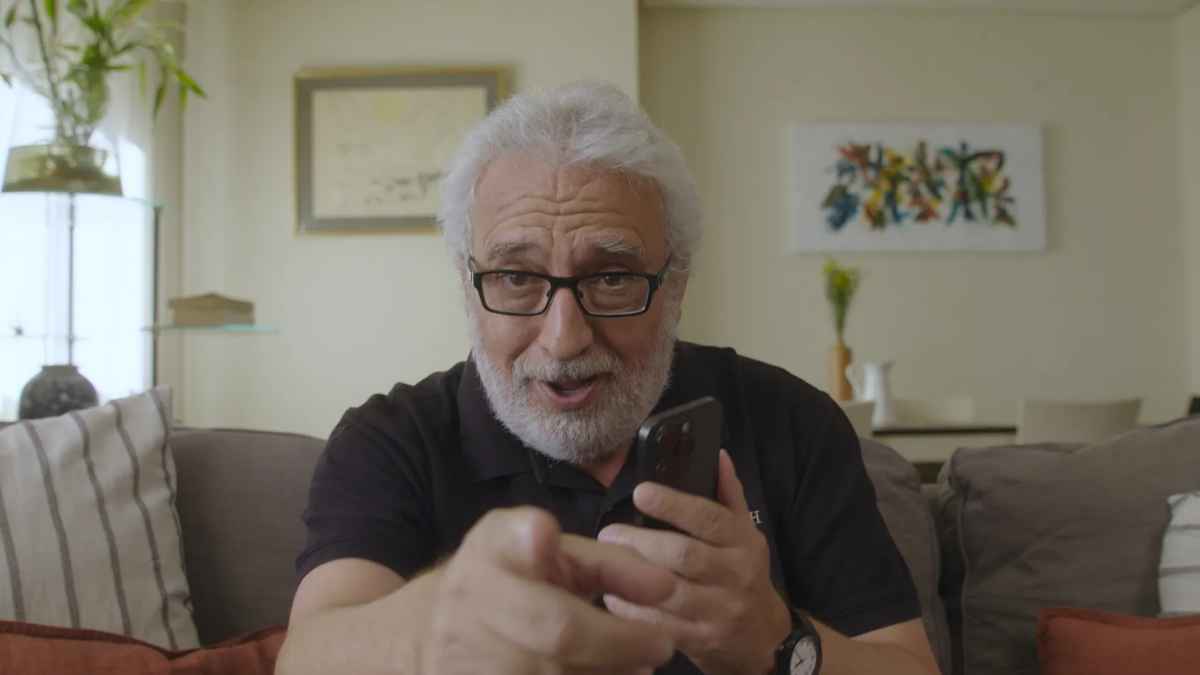 Persona mayor usando el teléfono móvil con gesto de duda para aprender a manejar la tecnología