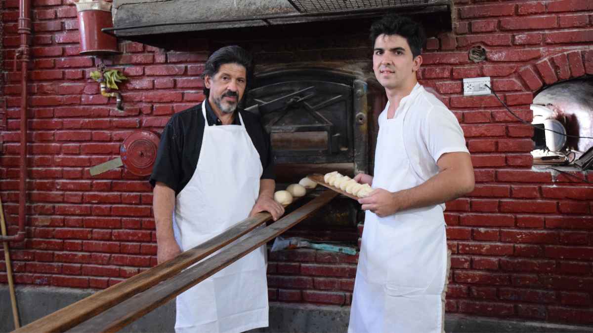 Trabajadores en una empresa familiar afectada por las nuevas restricciones del SEPE para acceder al paro