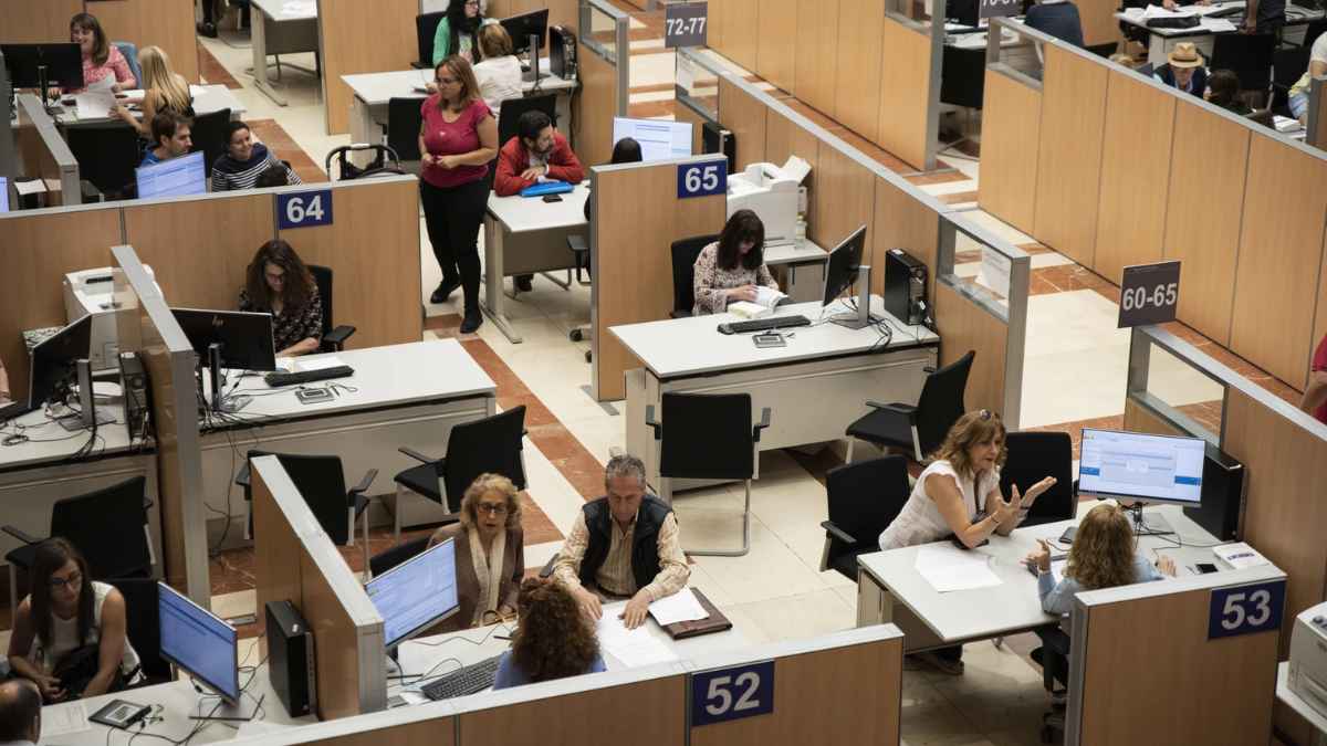 Funcionarios trabajando en oficinas públicas durante la mejora salarial acordada por el Gobierno