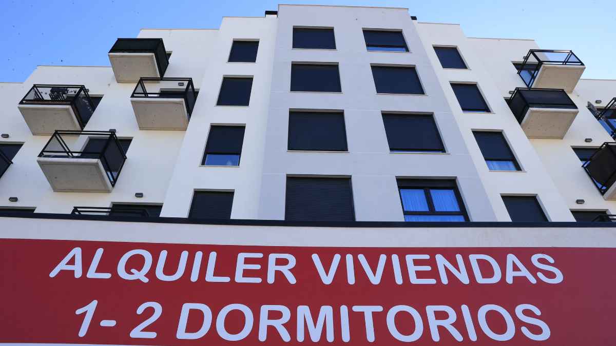 Edificio de viviendas en alquiler con cartel promocional en fachada