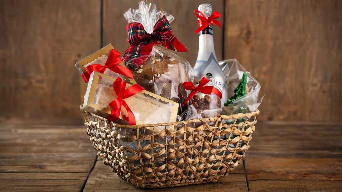 Cesta de Navidad con productos y botella que las empresas entregan a sus trabajadores
