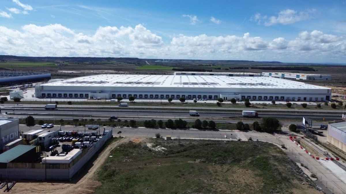 “Centro logístico en Ontígola donde se ofrece empleo como manipulador textil en turno de noche.