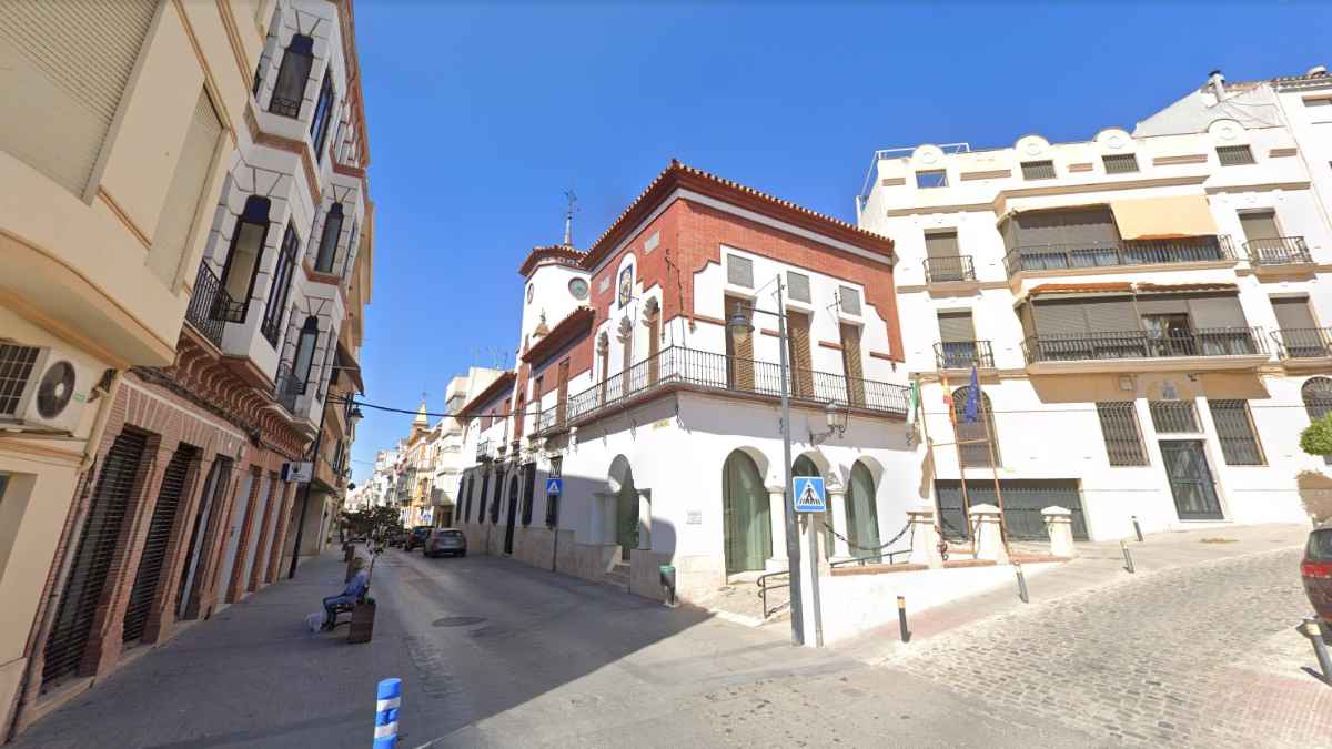 Fachada del Ayuntamiento de Puente Genil donde se aprueba la oferta de empleo público 2025