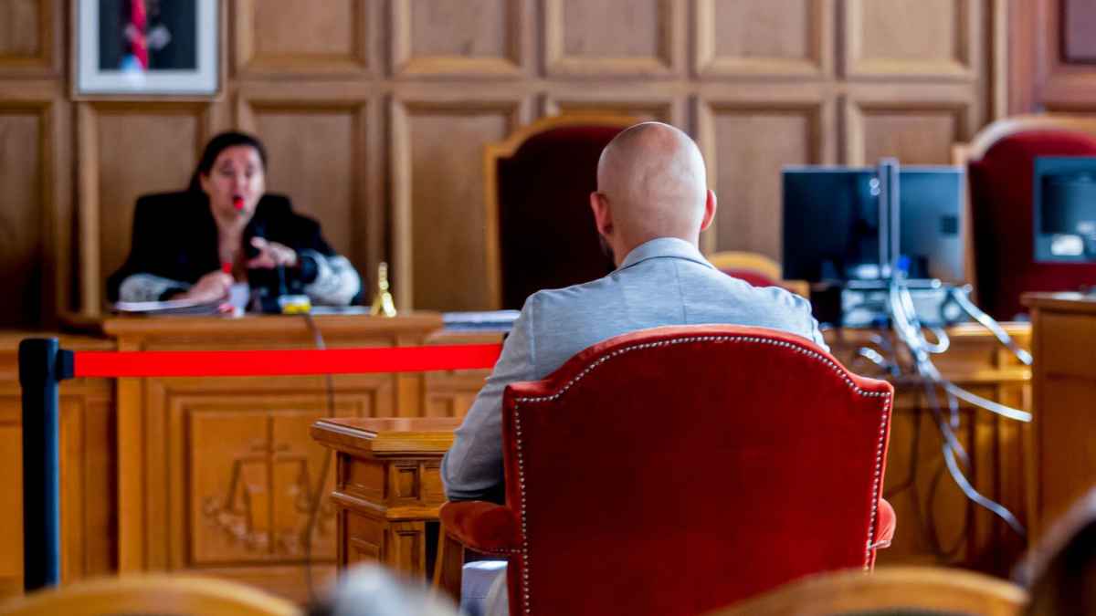 Hombre declarando ante una jueza en un juzgado durante un proceso judicial