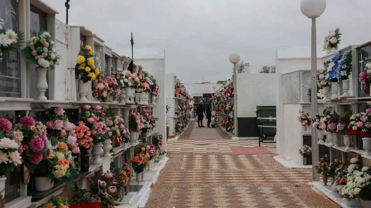 Cementerio con nichos y flores relacionado con pensión de viudedad temporal