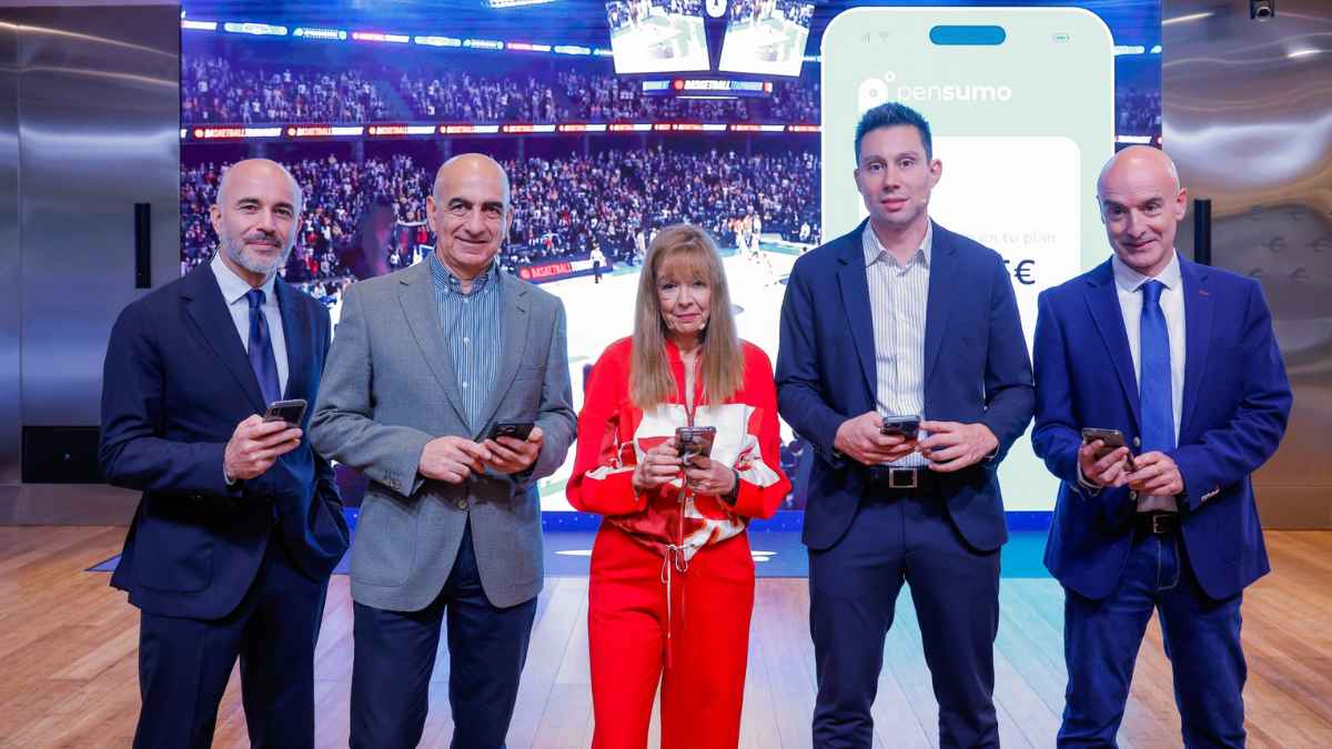 Presentación de Pensumo con representantes mostrando la app que convierte compras en ahorro para la jubilación