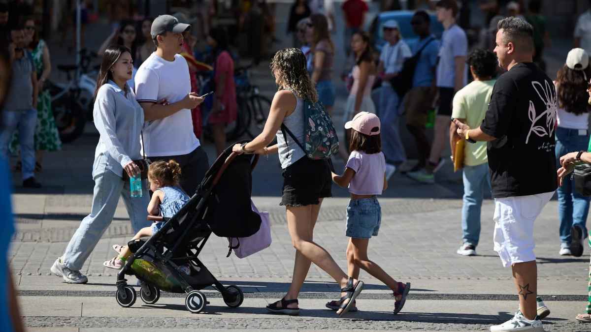 Familias paseando con niños en la calle representando el nuevo permiso extra de dos semanas para trabajadores