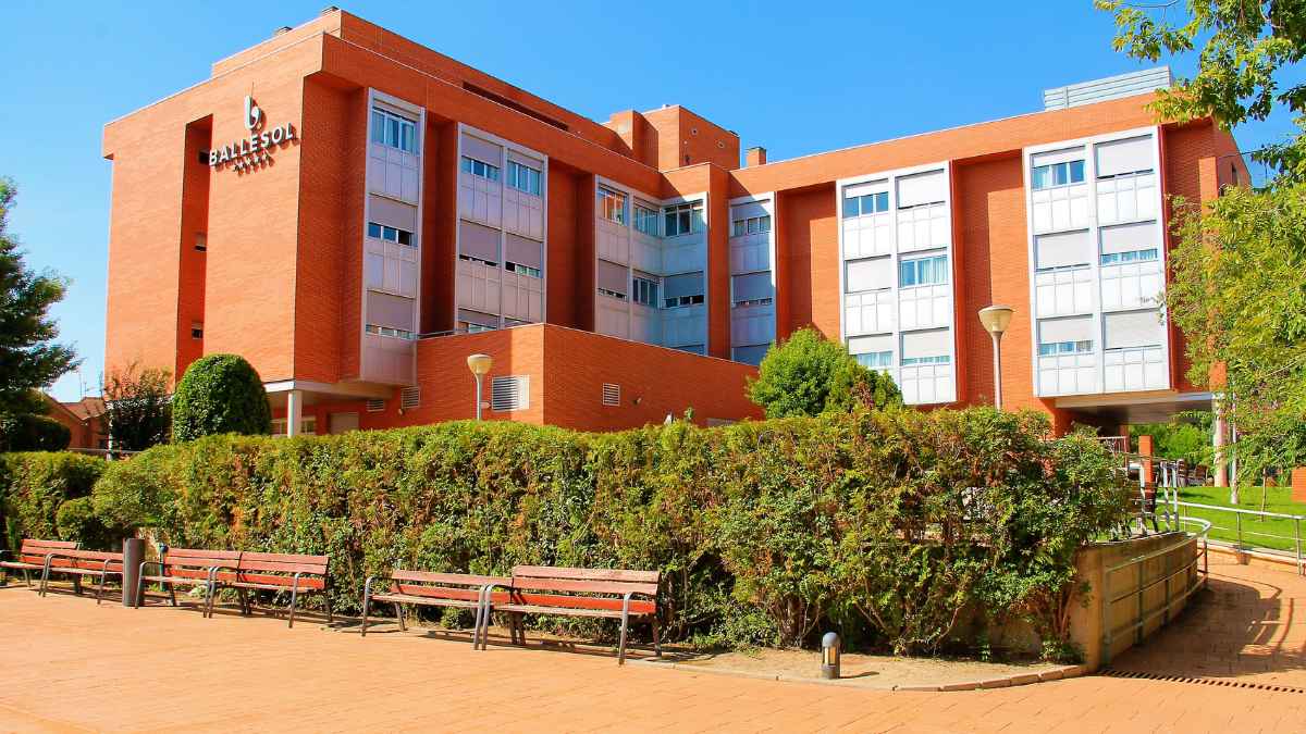 Fachada de la residencia Ballesol en Madrid donde se ofrece empleo de personal de limpieza en turno de mañana.