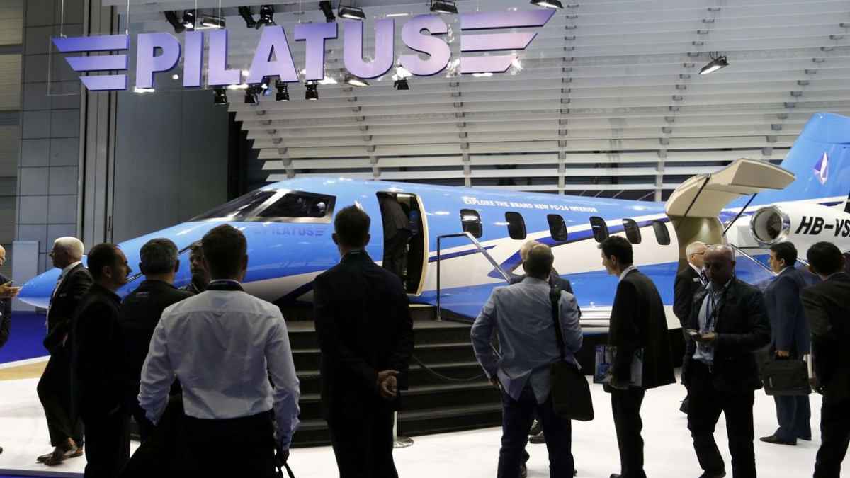 Exhibición de un avión Pilatus PC-24 con visitantes durante presentación corporativa
