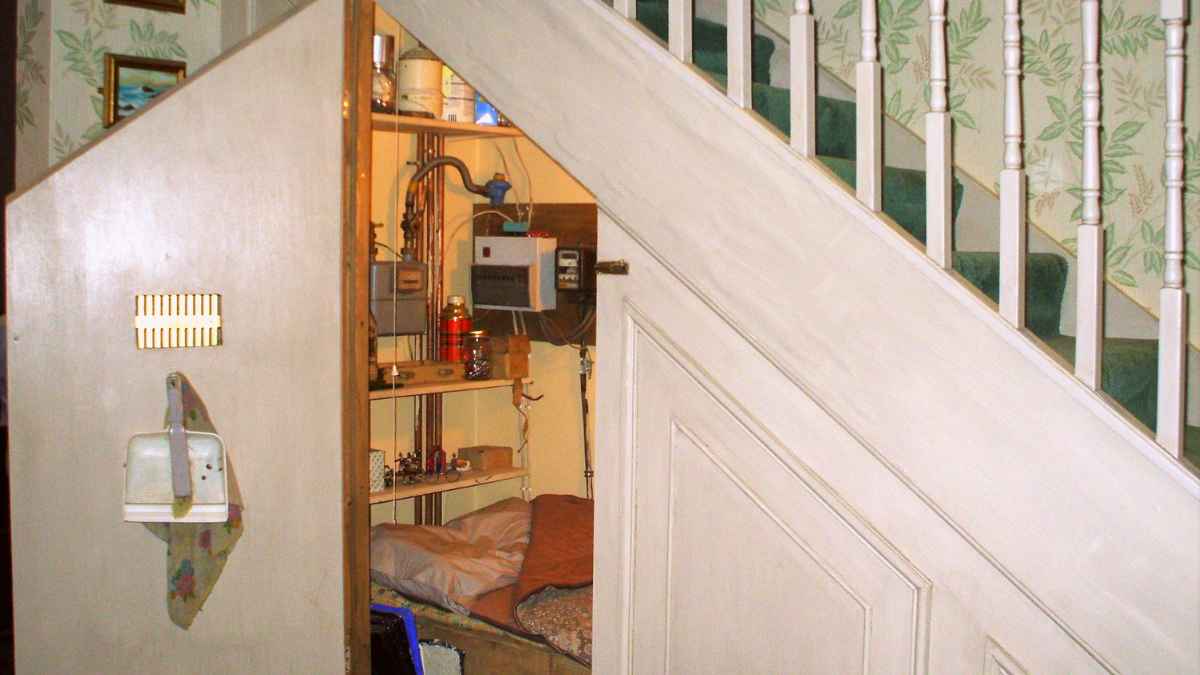 Espacio reducido bajo unas escaleras similar a un lugar de trabajo precario denunciado en Almodóvar del Campo