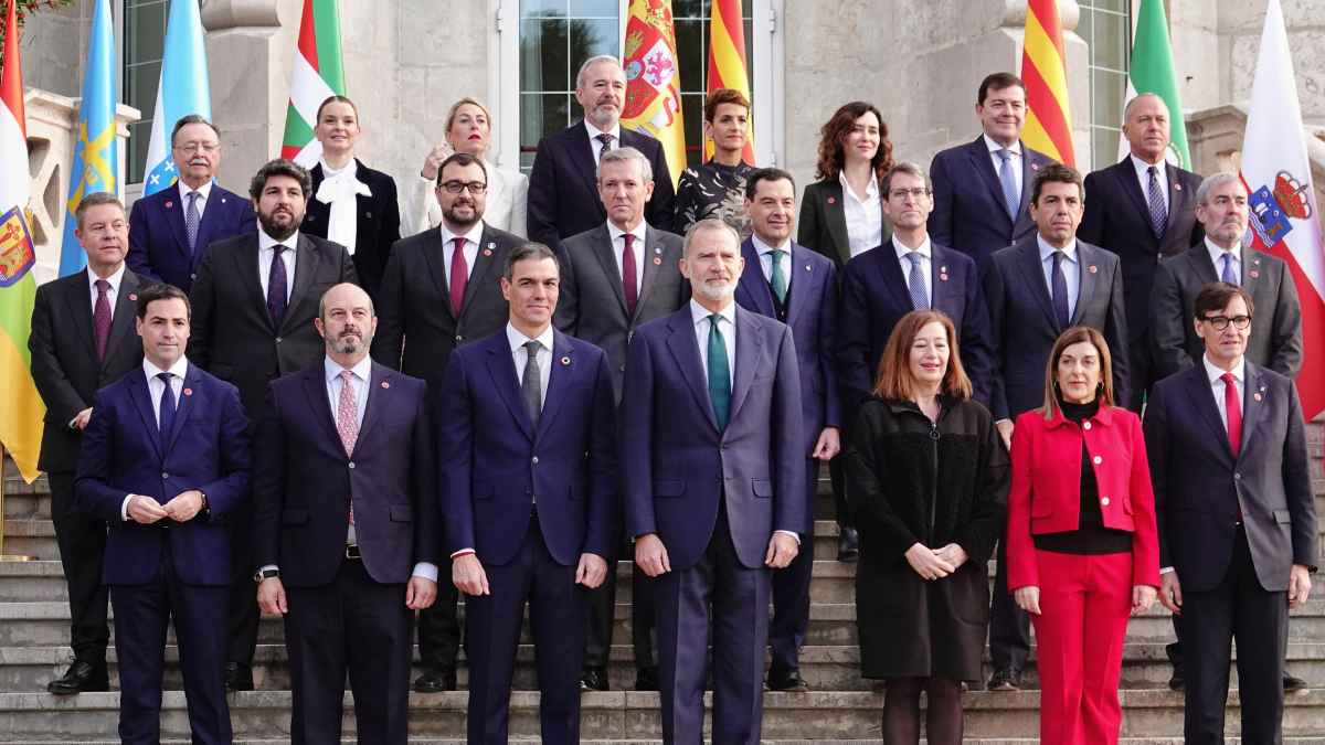 Presidentes autonómicos posan en una foto institucional 2026 subida y congelación de sueldos