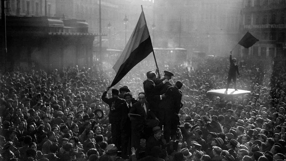 Multitud en una manifestación histórica en España durante la proclamación de la República con banderas alzadas.