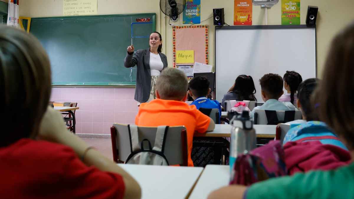 Profesora andaluza impartiendo clase en un aula durante el curso escolar