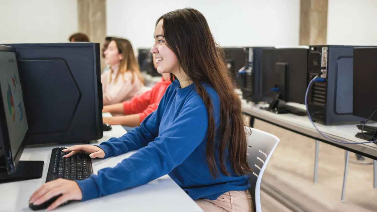 Becaria realizando prácticas formativas que ahora pueden computar para la cotización de la jubilación