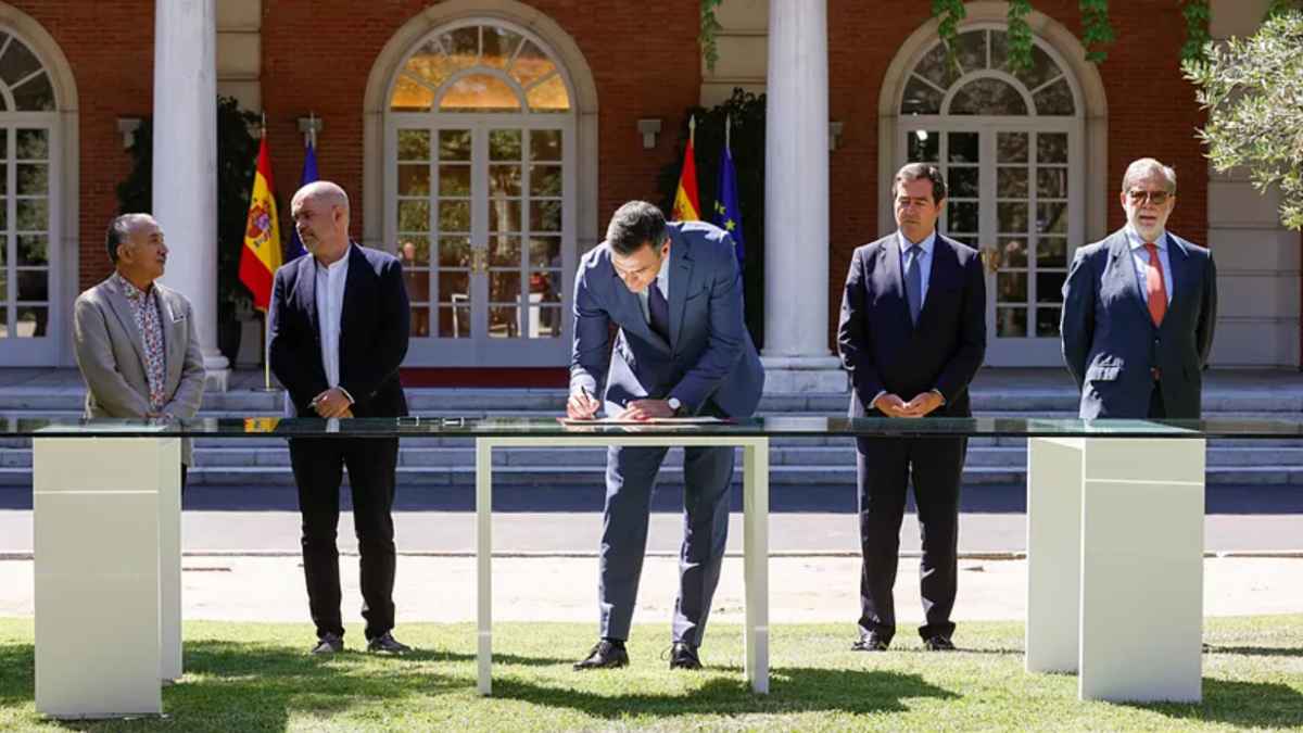 Firma de la reforma de las pensiones que cambia el cálculo de la jubilación desde 2026