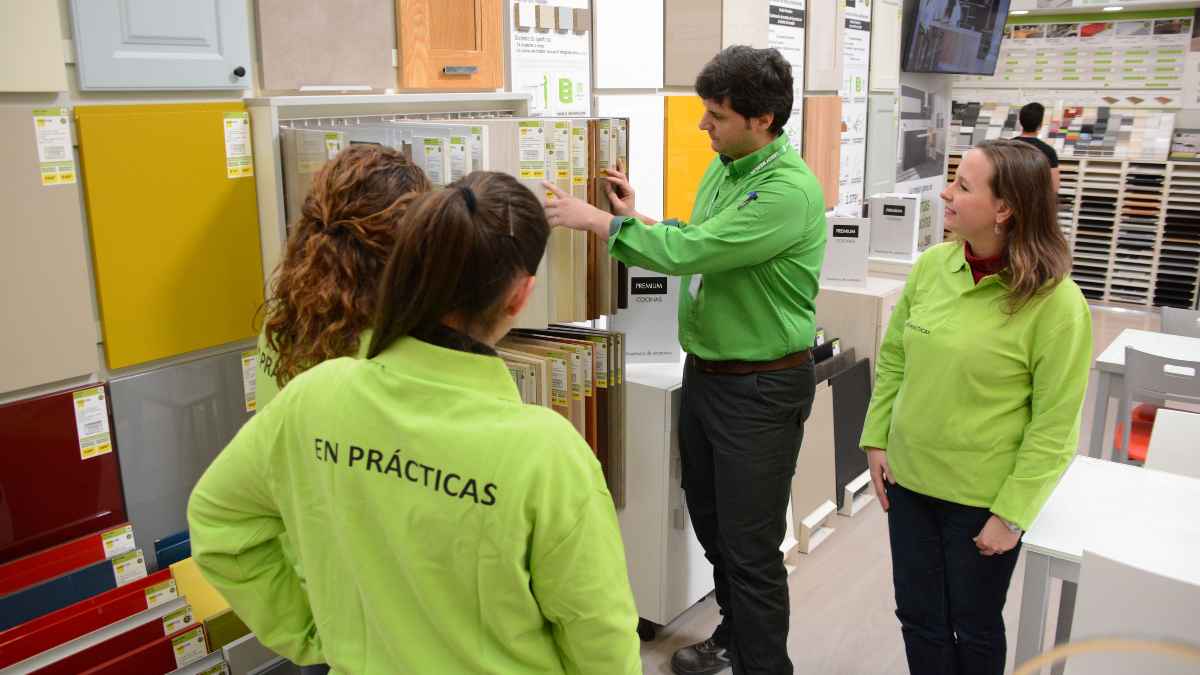 Personas en prácticas recibiendo formación en un centro de trabajo para regularizar cotizaciones anteriores a 2024