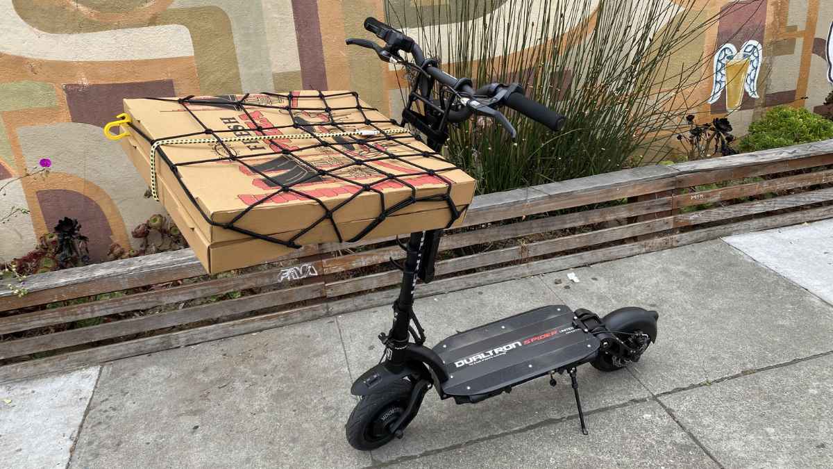 Patín eléctrico con cajas de comida para reparto en Madrid