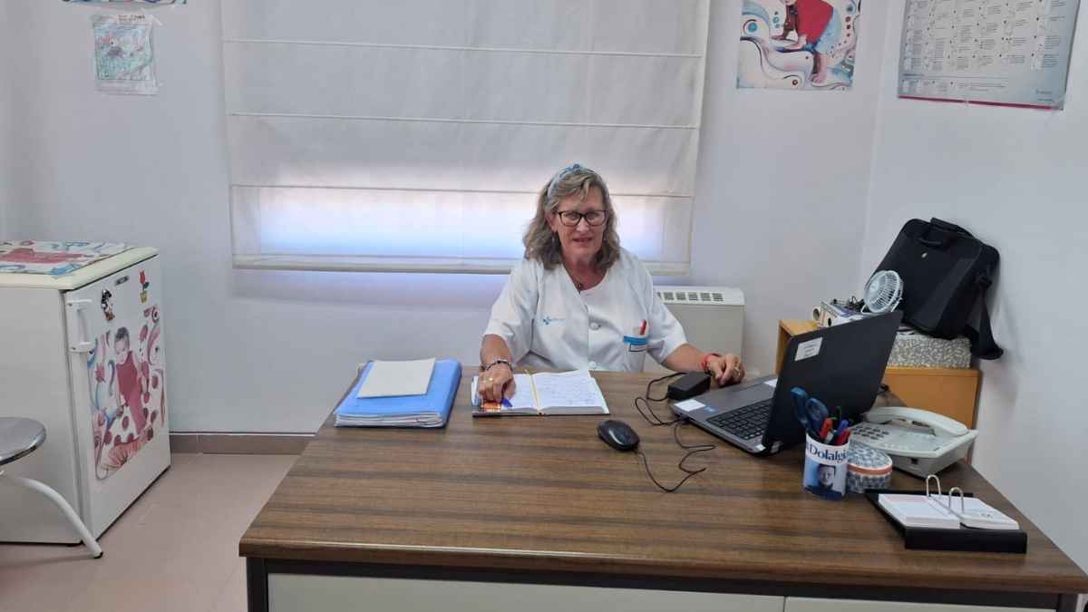 Médica en consulta sanitaria de zona de difícil cobertura en Castilla y León