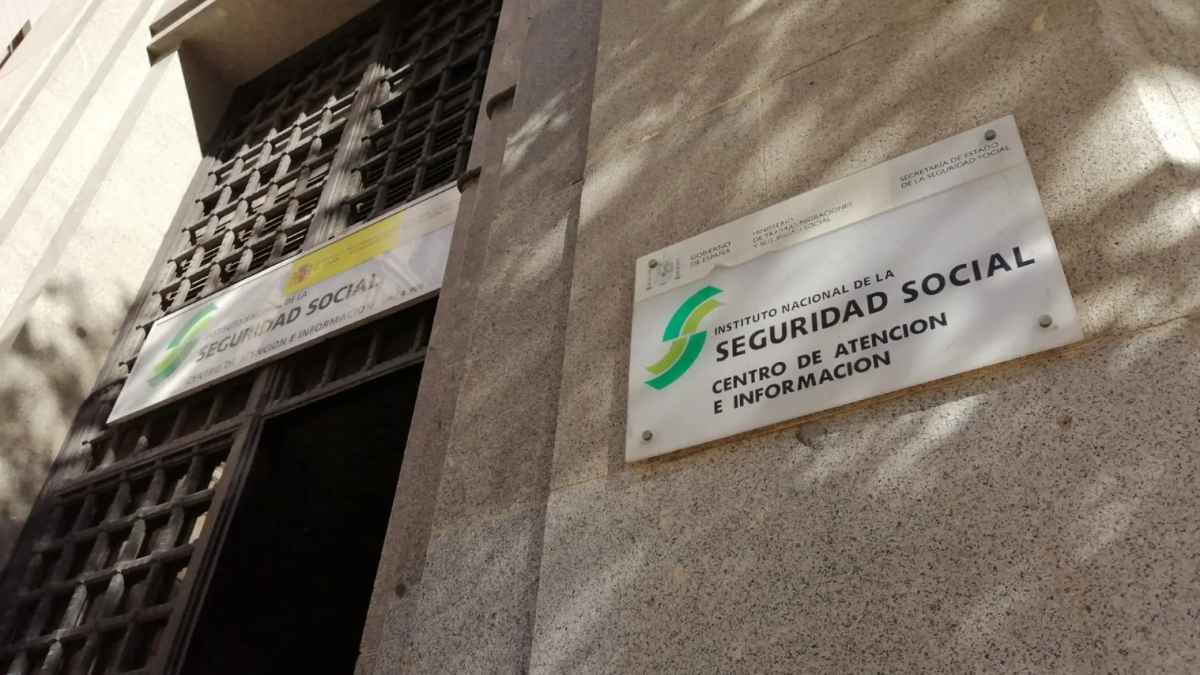 Fachada de una oficina de la Seguridad Social en España con el cartel del Centro de Atención e Información.