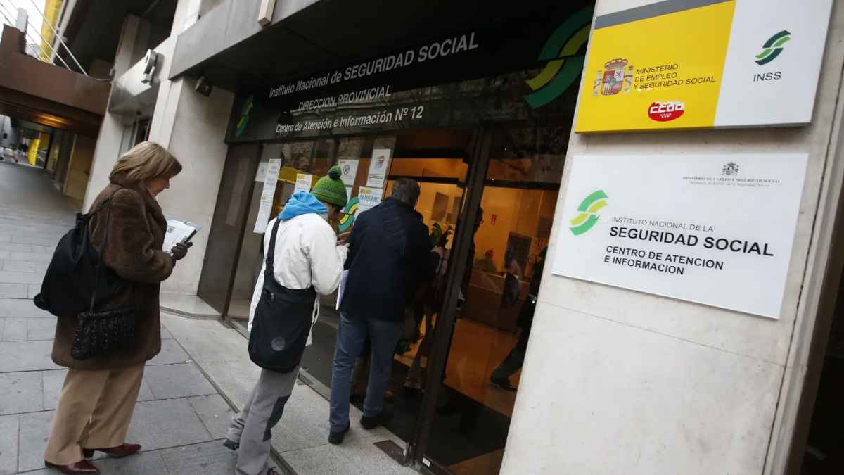 Personas haciendo cola en una oficina de la Seguridad Social en España