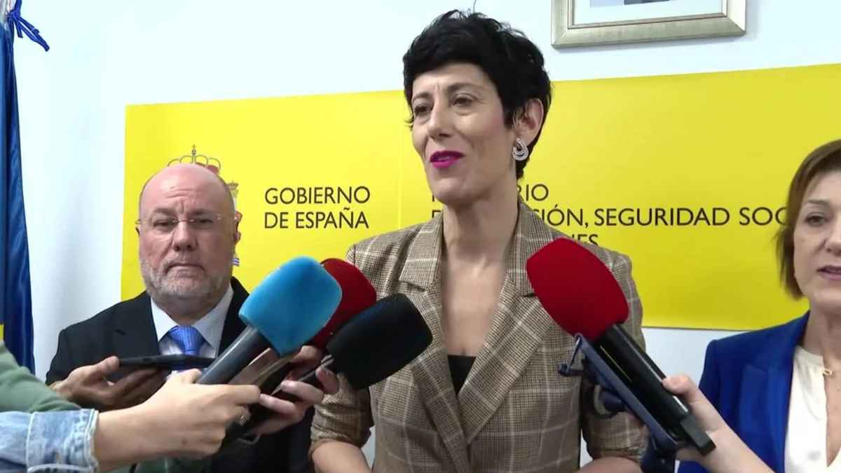 Elma Saiz anunciando las nuevas pensiones para 2026 ante los medios