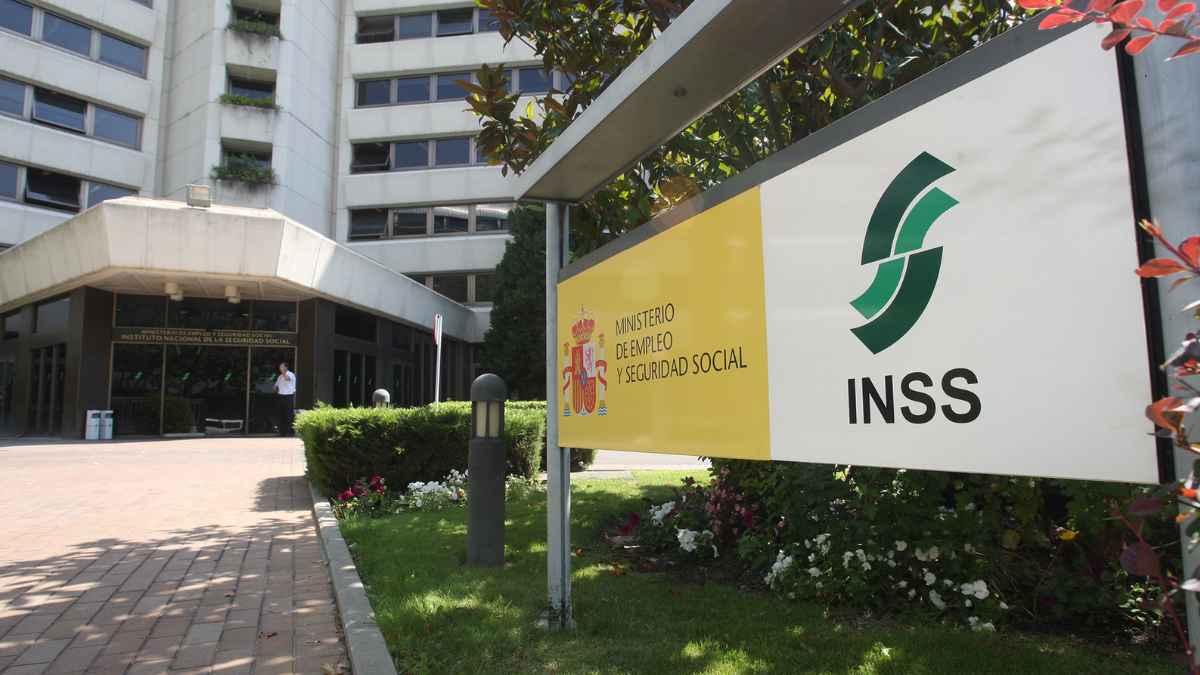 Fachada del INSS donde la Seguridad Social puede suspender la pensión de jubilación por incompatibilidad laboral