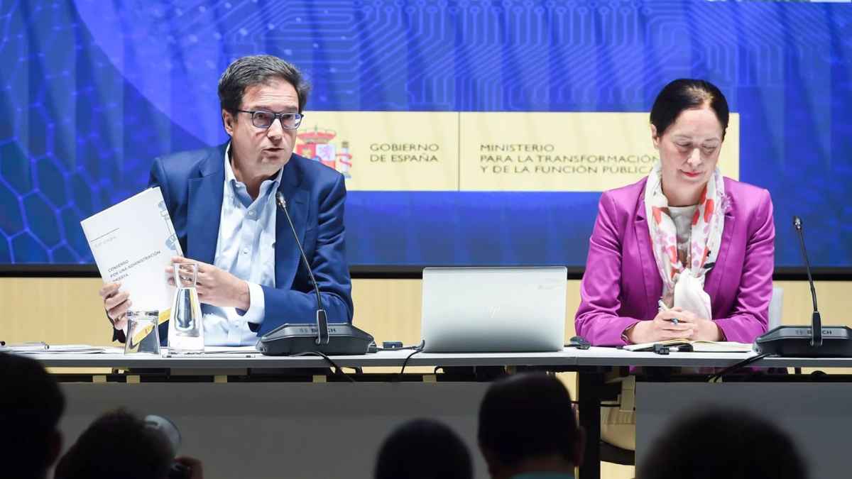 Representantes del Gobierno durante una comparecencia sobre la reducción de la jornada laboral a 35 horas para funcionarios