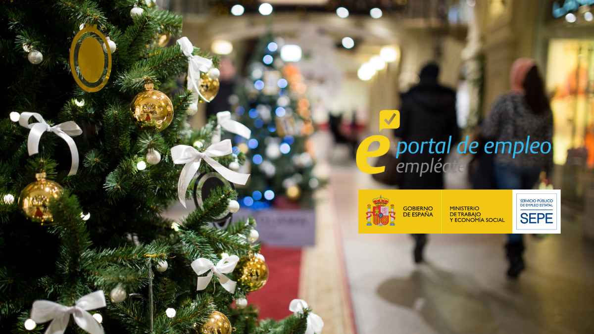 Imagen del portal de empleo Empléate del SEPE con decoración navideña en una calle comercial