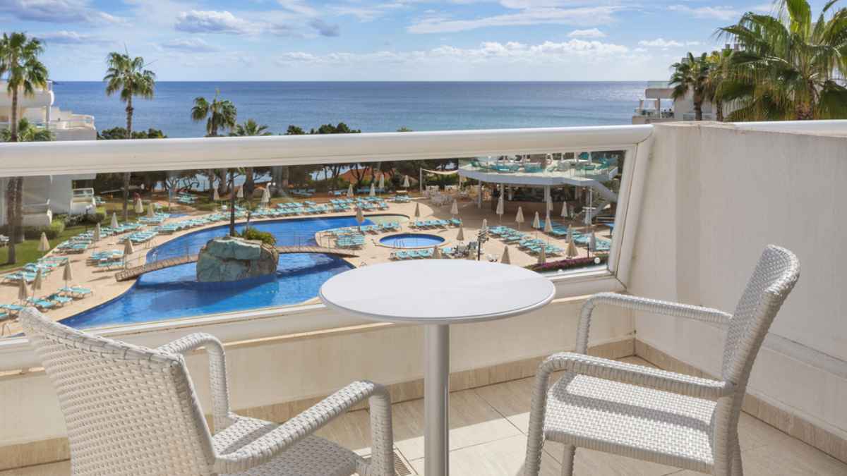 Terraza de hotel en Ibiza con vistas al mar y piscina incluida en oferta de empleo del SEPE