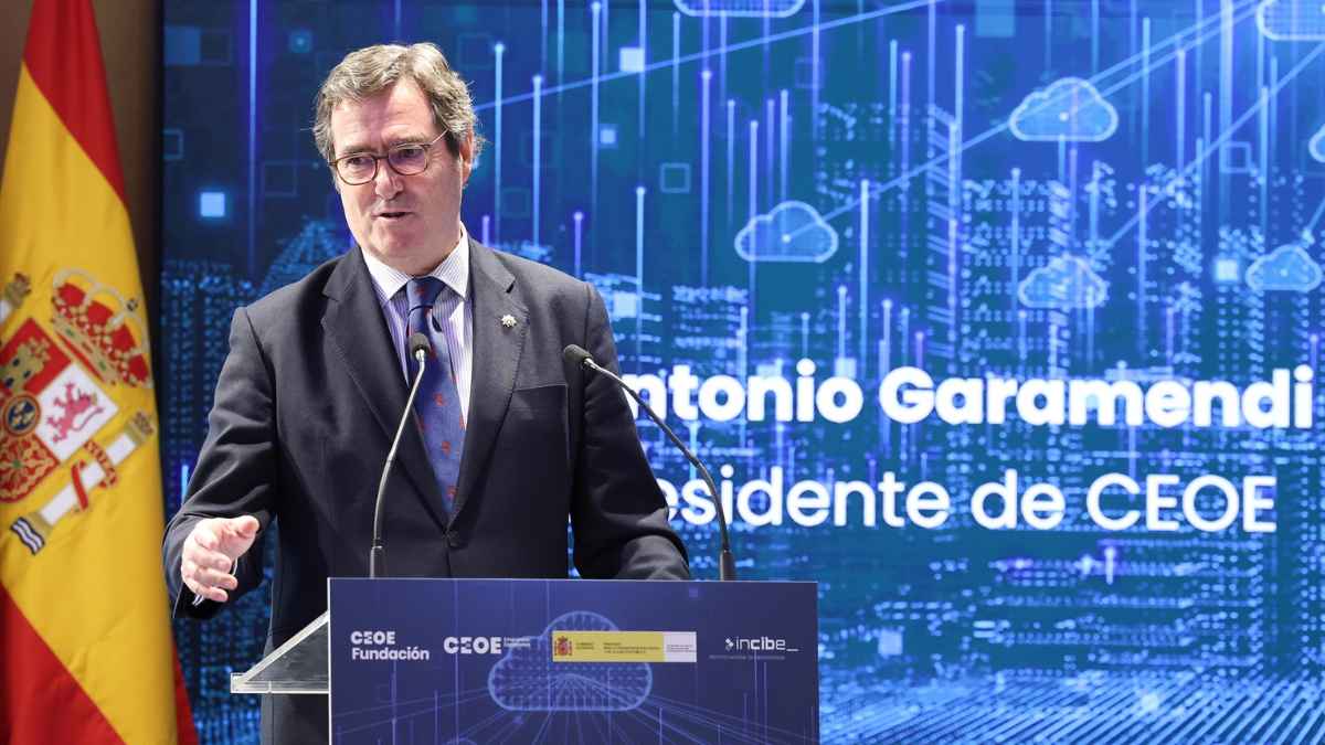 Presidente de la CEOE durante la presentación sobre la propuesta de subida del SMI en 2026