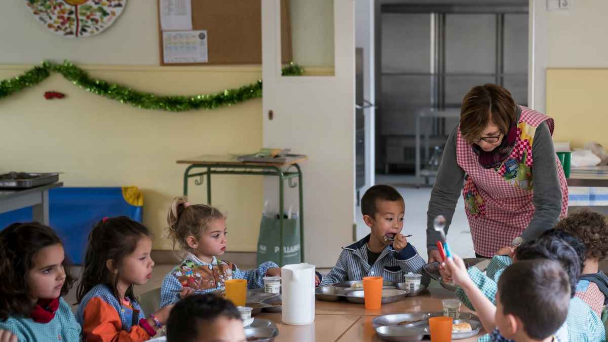 monitor-comedor-escolar-ninos-centro-educativo-ofertas-sepe