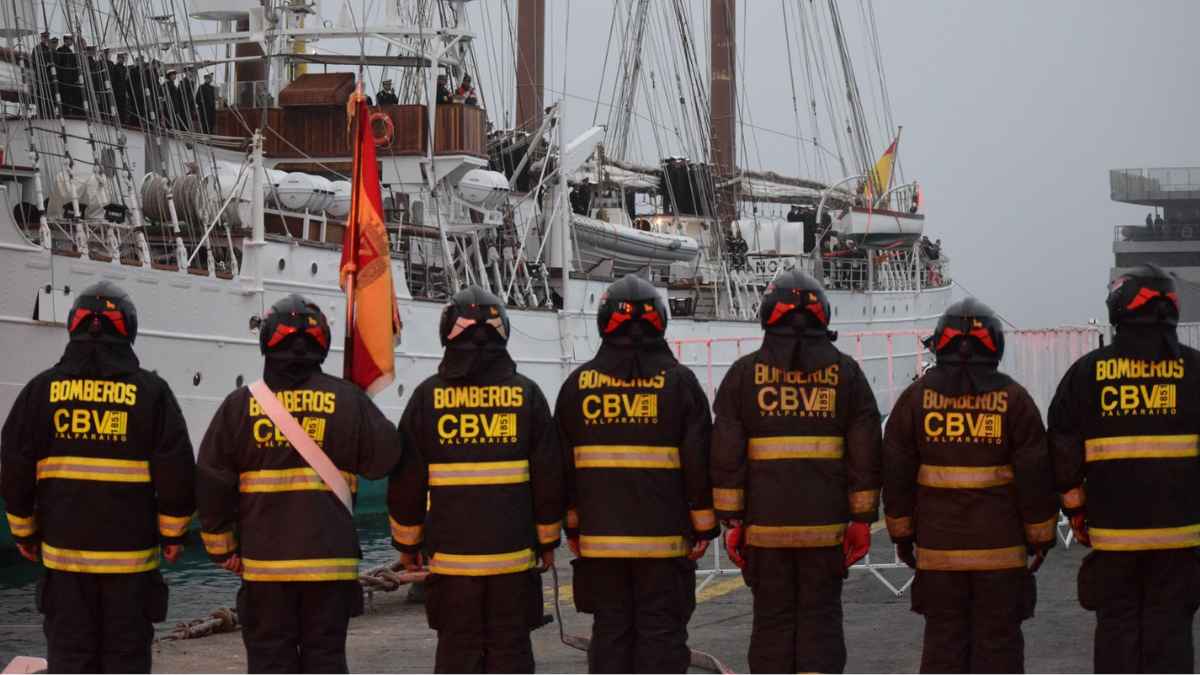 Bomberos en España durante un operativo, imagen ilustrativa del sueldo de 2026