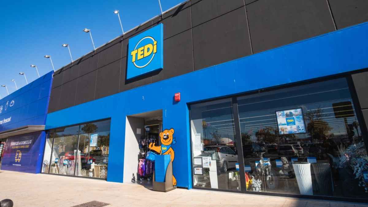 Fachada de una tienda TEDi en España que lanza nuevas ofertas de empleo con contratos indefinidos
