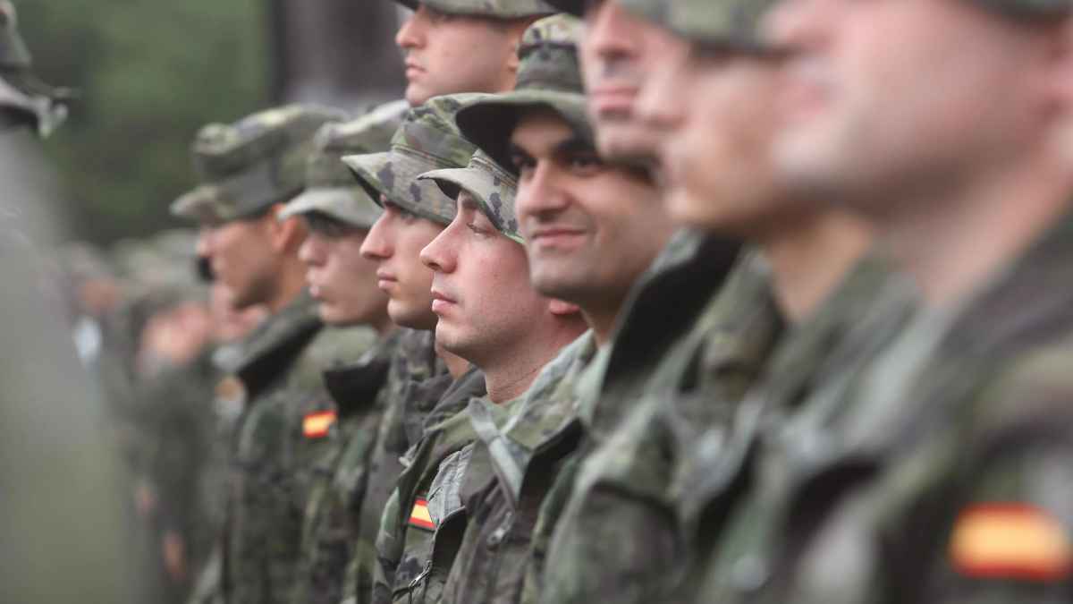 Soldados durante el servicio militar obligatorio, periodo que solo computa como cotización para la jubilación anticipada
