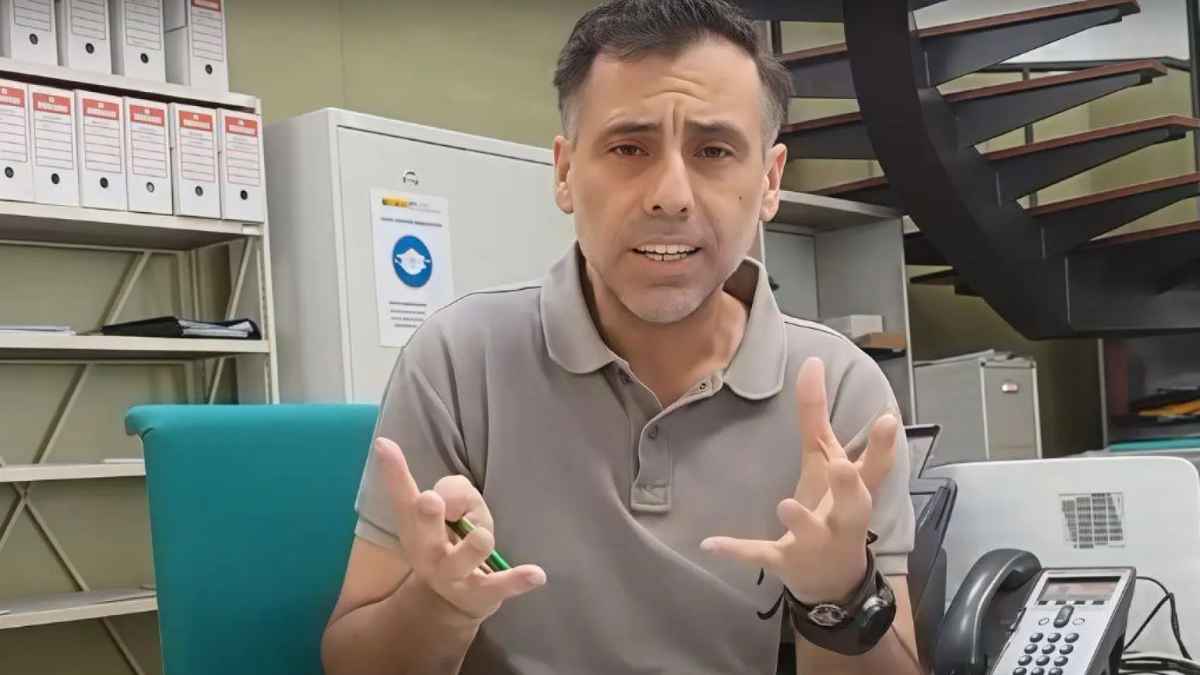 Funcionario de la Seguridad Social explicando por qué no conviene jubilarse dos años antes