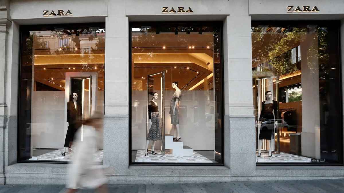 Escaparate de una tienda Zara en Canarias durante la polémica por los bajos salarios de sus trabajadoras