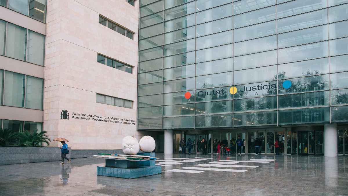 Entrada principal de la Ciutat de la Justícia de València durante una jornada de acceso al edificio judicial