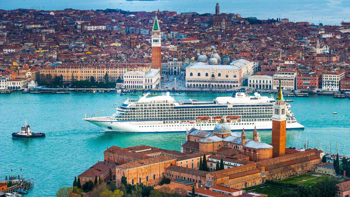 Crucero de Viking Cruises navegando por una ciudad europea durante la temporada 2026