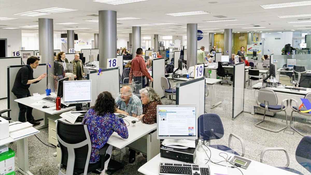 Funcionarios de la Administración General del Estado trabajando en una oficina pública con atención al ciudadano