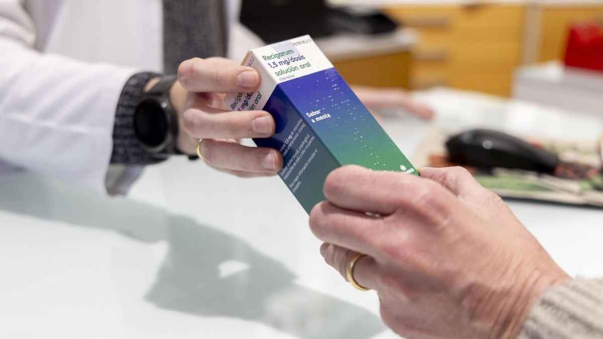 Farmacéutico entregando Recigarum Solución Oral, el fármaco financiado por la Seguridad Social para dejar de fumar