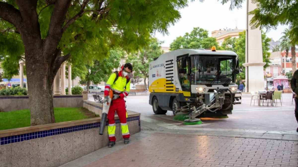 Operario de Aguas de Cieza realizando labores de limpieza y mantenimiento en parques y jardines