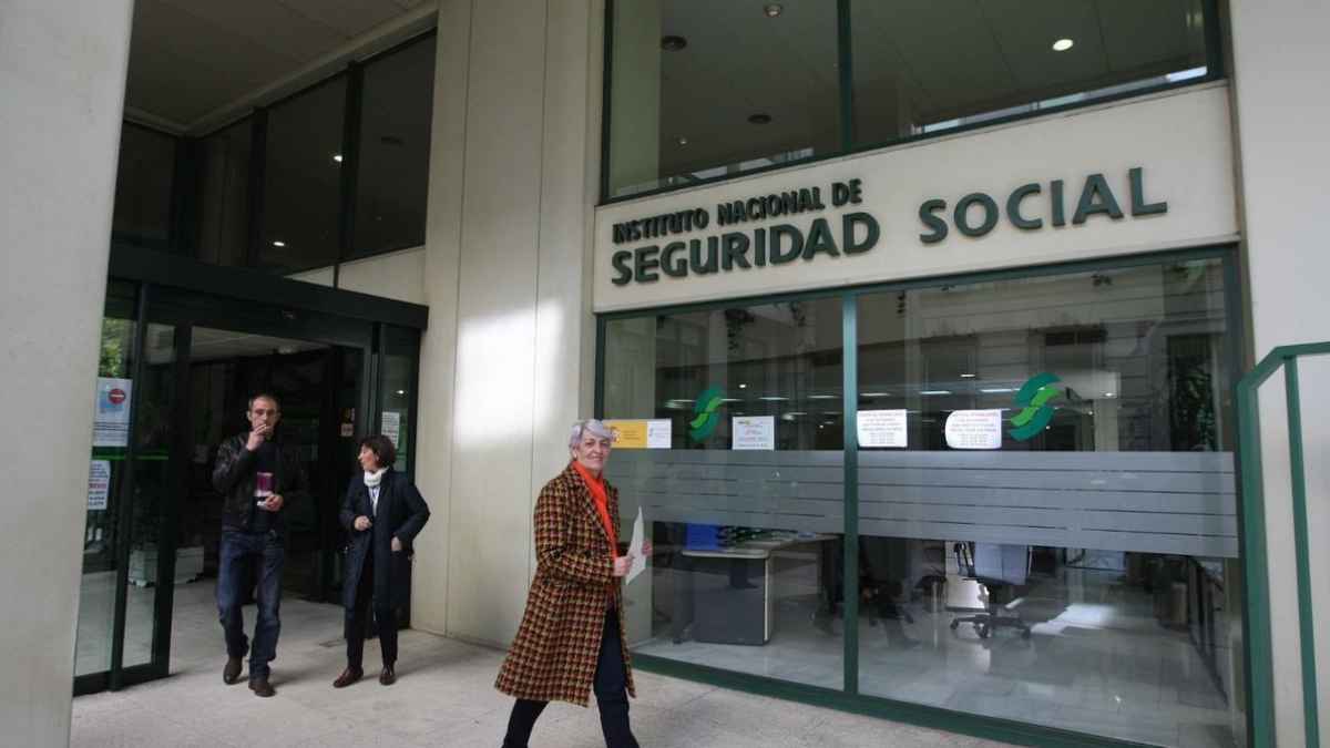 Oficina de la Seguridad Social donde se tramita una ayuda de hasta 1.613 euros al mes en 2026