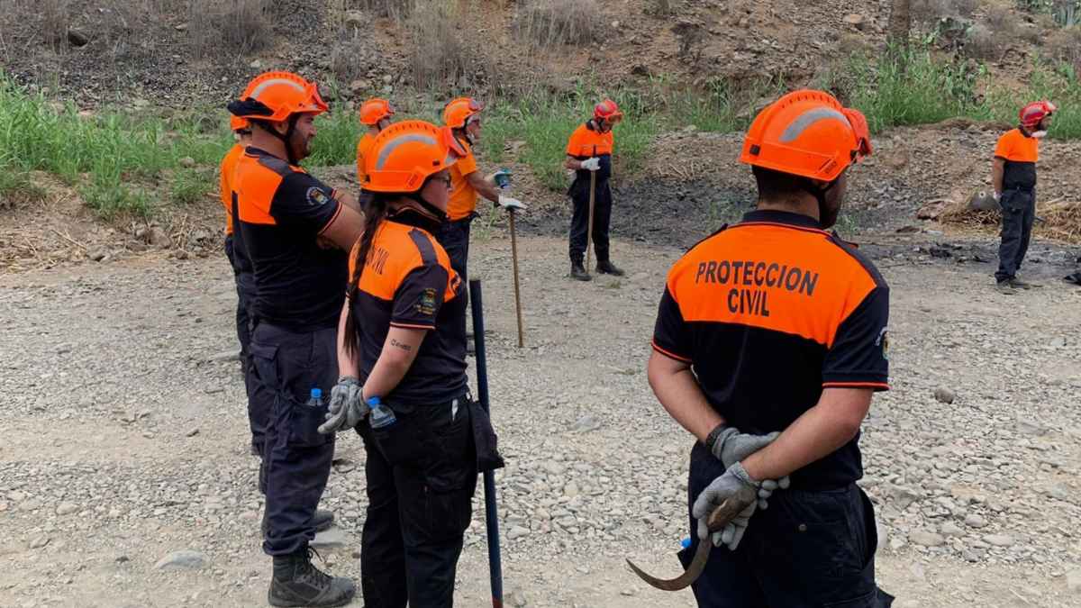 Voluntarios de Protección Civil durante una formación práctica del curso básico en Andalucía