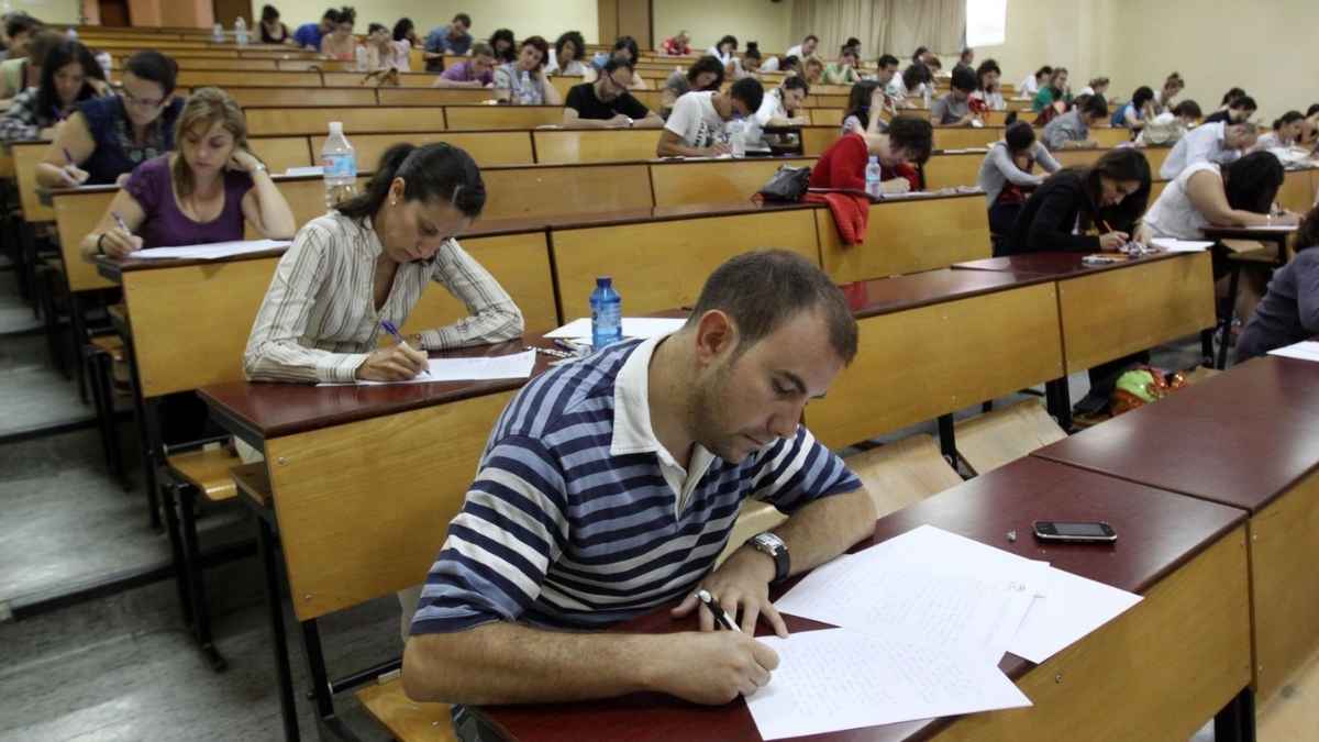 Aspirantes realizando un examen de oposiciones de Secundaria en Andalucía