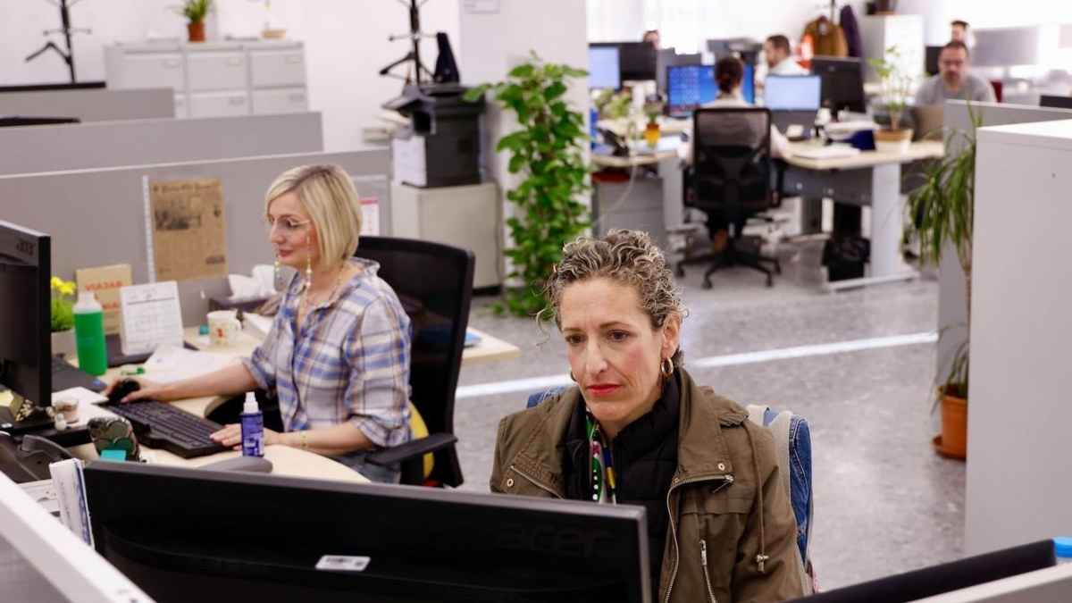 Funcionarios andaluces trabajando en una oficina administrativa de la Junta de Andalucía