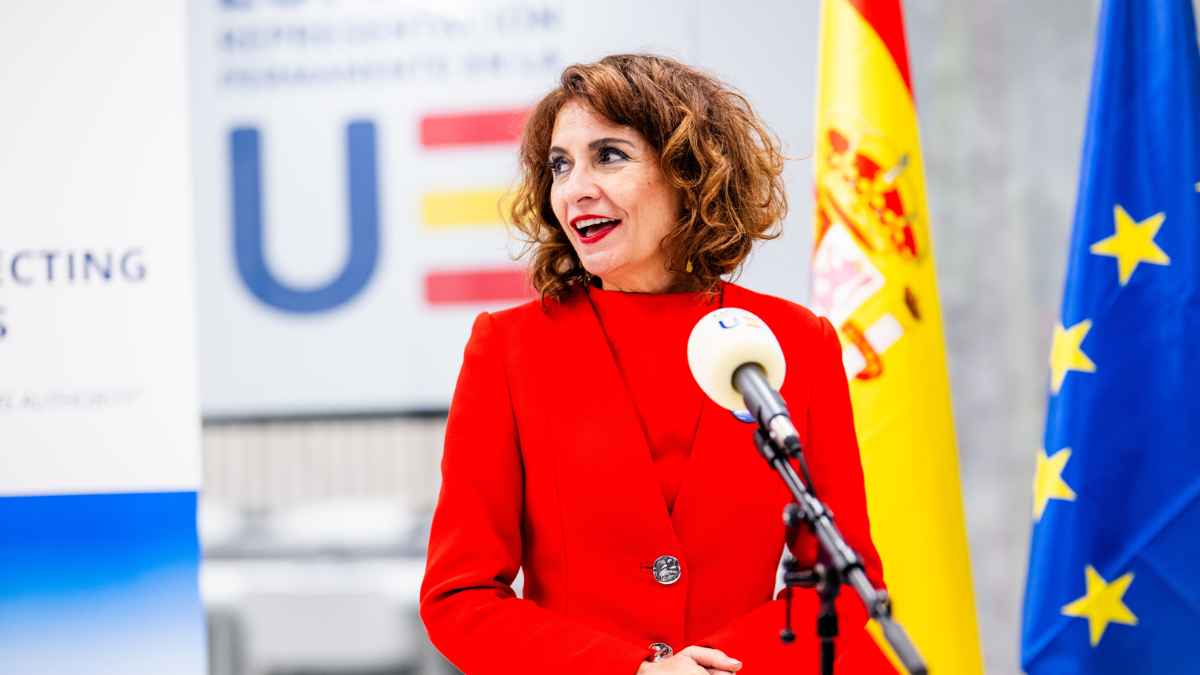 Representante del Gobierno de España en un acto institucional con banderas de España y la Unión Europea